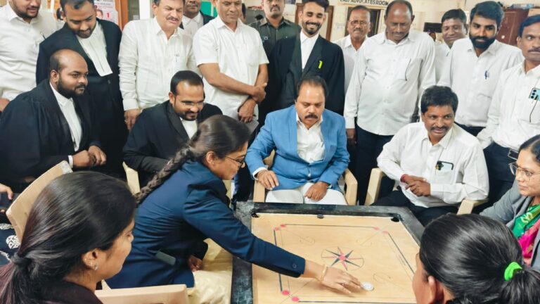 క్యారం ఆడి..న్యాయవాదుల క్రీడలను ప్రారంభించి 