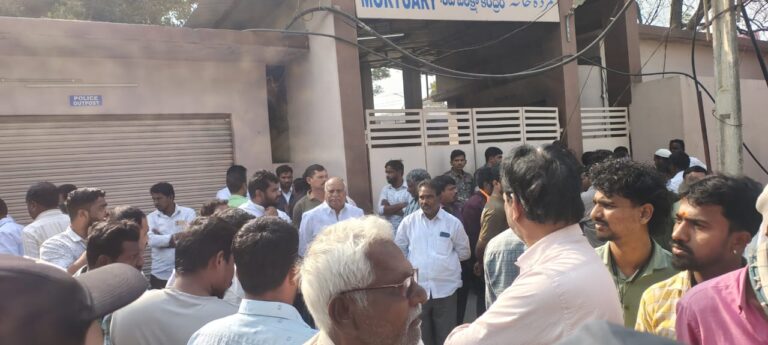 రోడ్డు ప్రమాద బాధితులను పరామర్శించిన ఎమ్మెల్యే పవార్ రామారావు పటేల్ 