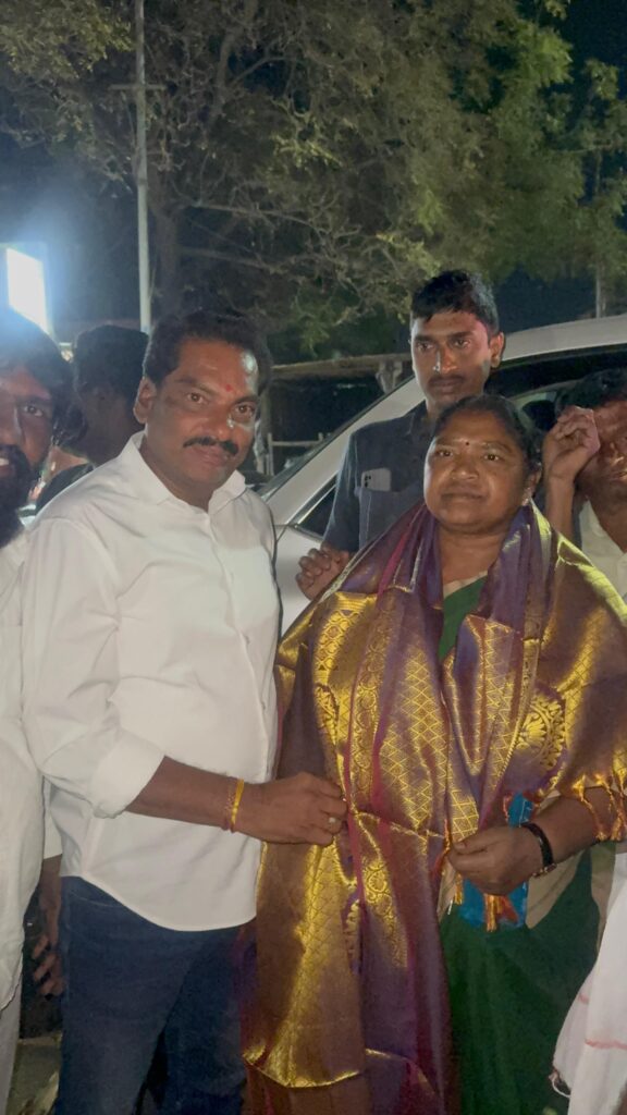 రాష్ట్ర మంత్రి సీతక్కకు స్వాగతం పలికిన బోరంచు శ్రీకాంత్ రెడ్డి 