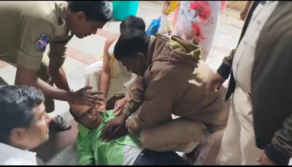 బాసరలో భక్తునికి సిపిఆర్ చేసి ప్రాణాలను రక్షించిన హోంగార్డులు