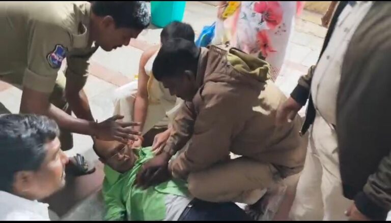 బాసరలో భక్తునికి సిపిఆర్ చేసి ప్రాణాలను రక్షించిన హోంగార్డులు