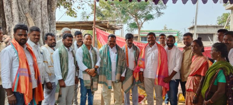 గ్రామపంచాయతీ కోసం భూదానం చేసిన సర్పంచ్ అడప నవీన్ కుమార్