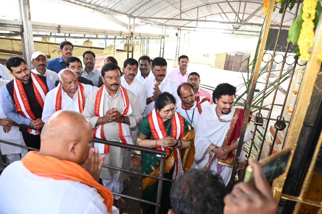 సరస్వతి అమ్మవారిని దర్శించుకున్న దేవాదాయ శాఖ ప్రిన్సిపల్ సెక్రటరీ శైలజ రామయ్యర్