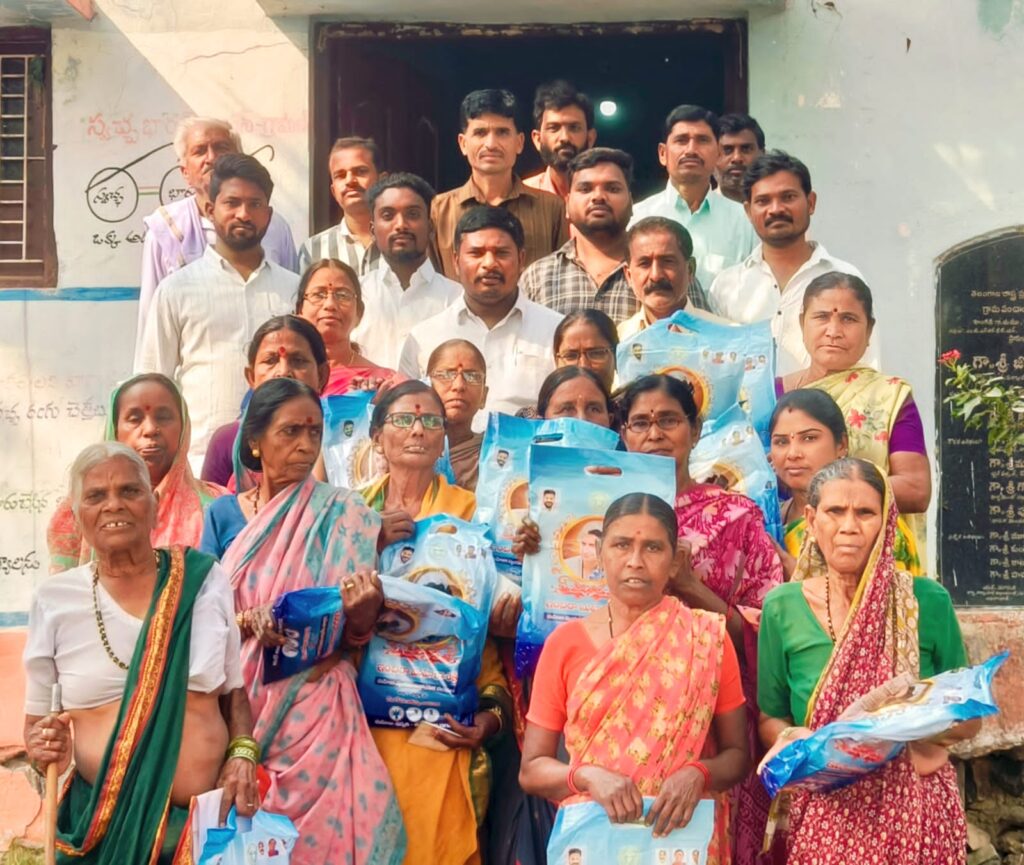 సాంగిడి గ్రామంలో ఇందిరమ్మ చీరలు పంపిణీ 