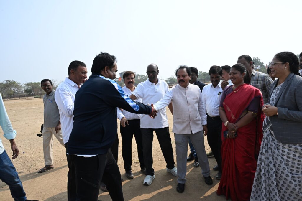 క్రికెట్ ఆడి..పోటీ ప్రారంభించి