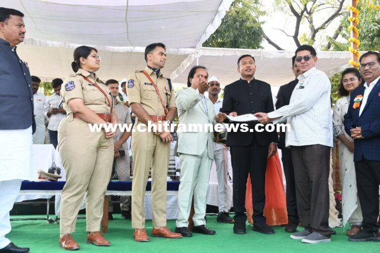 ఉత్తమ అధికారిగా రిమ్స్ అసిస్టెంట్ డైరెక్టర్ సిరాజొద్దీన్