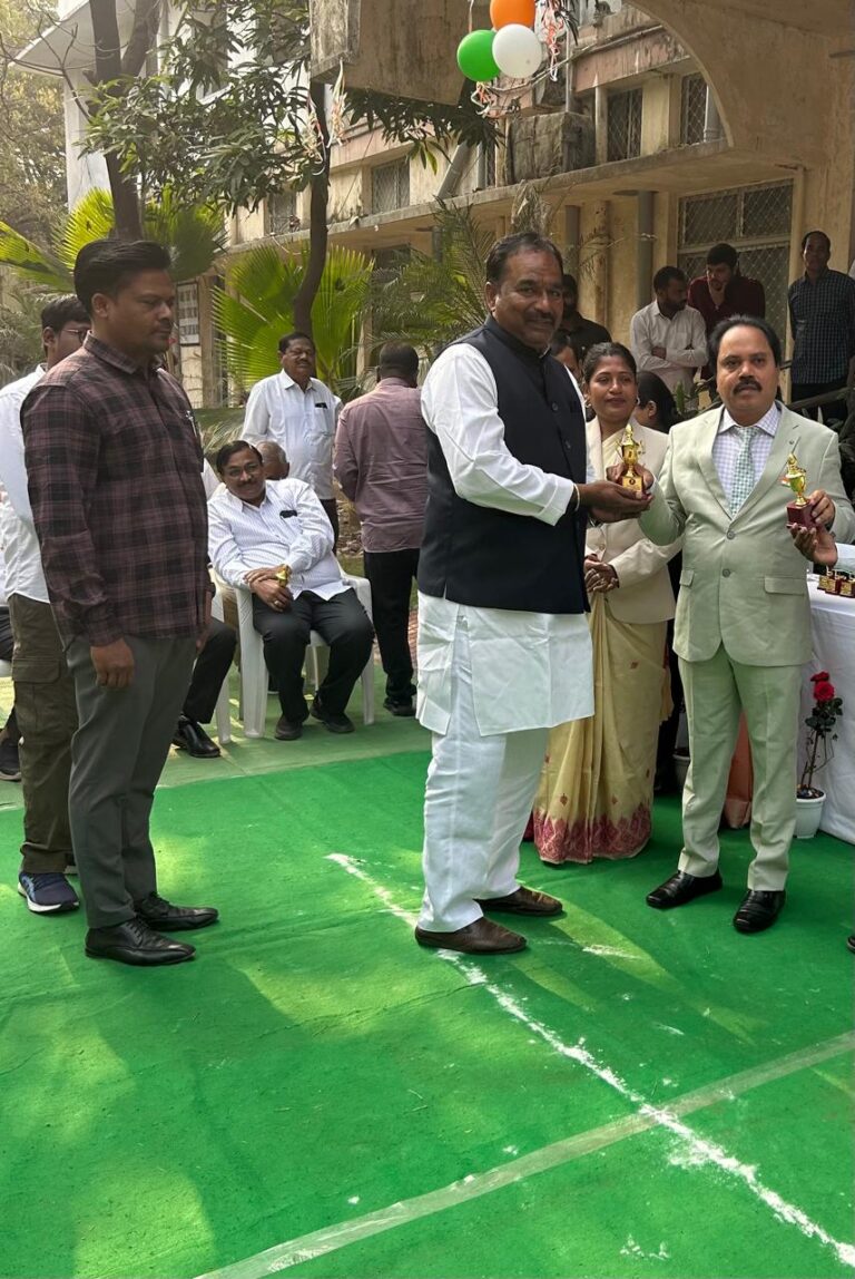 లోక ప్రవీణ్ రెడ్డి కి మెమొంటో అందజేస్తున్న జిల్లా ప్రధాన న్యాయమూర్తి కె.ప్రభాకర్ రావు