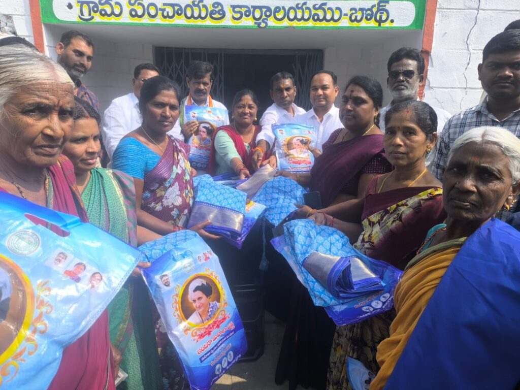 ఇందిరమ్మ చీరలను పంపిణీ చేసిన బోథ్ సర్పంచ్ కుర్మే అన్నపూర్ణ మహేందర్