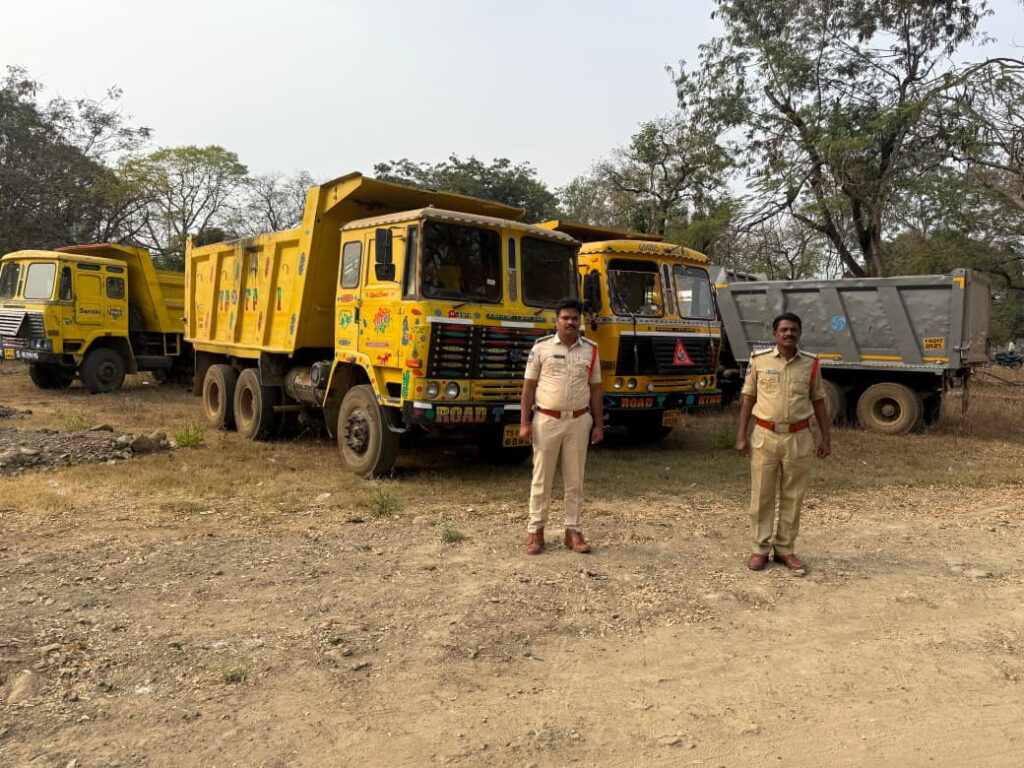 అనుమతులు లేకుండా మొరం తరలిస్తున్న 5 టిప్పర్ లు సీజ్