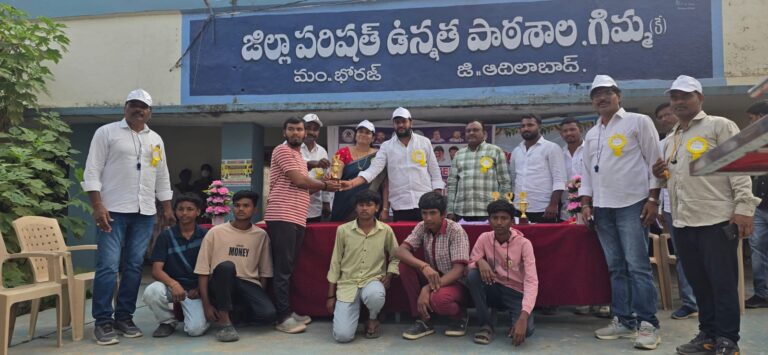 గెలిచిన విజేతలకు బహుమతుల ప్రధానం