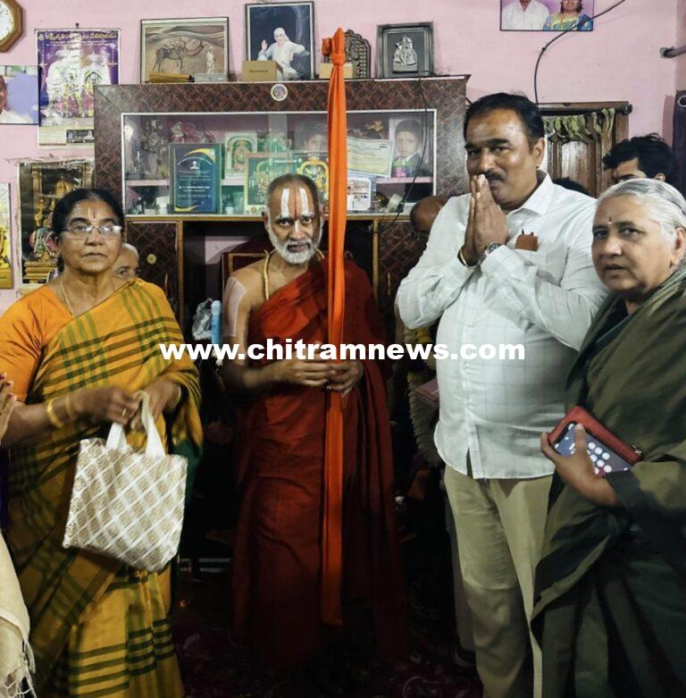త్రిదండి శ్రీమన్నారాయణ దేవనాథ రామానుజ జీయర్ స్వామిని కలిసిన లోక ప్రవీణ్ రెడ్డి