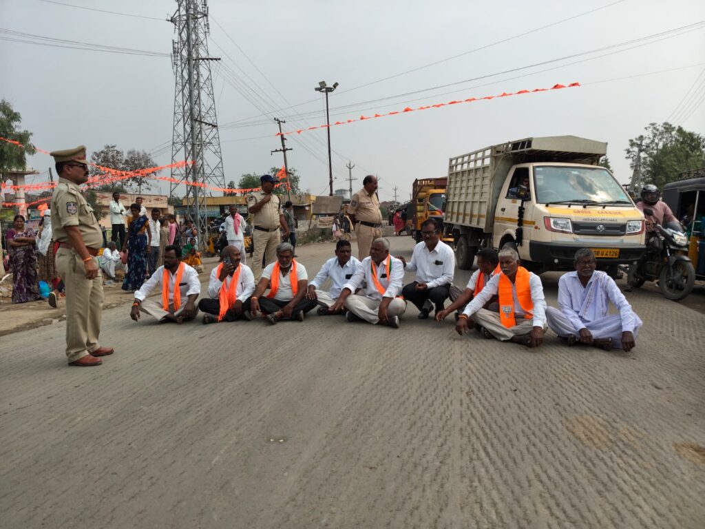 కామారెడ్డి ఎమ్మెల్యేపై దాడికి నిరసనగా జైనథ్‌లో రాస్తారోకో