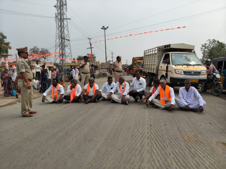 కామారెడ్డి ఎమ్మెల్యేపై దాడికి నిరసనగా జైనథ్‌లో రాస్తారోకో