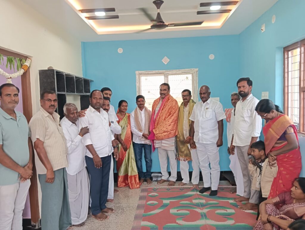 ఇందిరమ్మ ఇల్లు గృహప్రవేశం కార్యక్రమంలో కాంగ్రెస్ నేతలు 