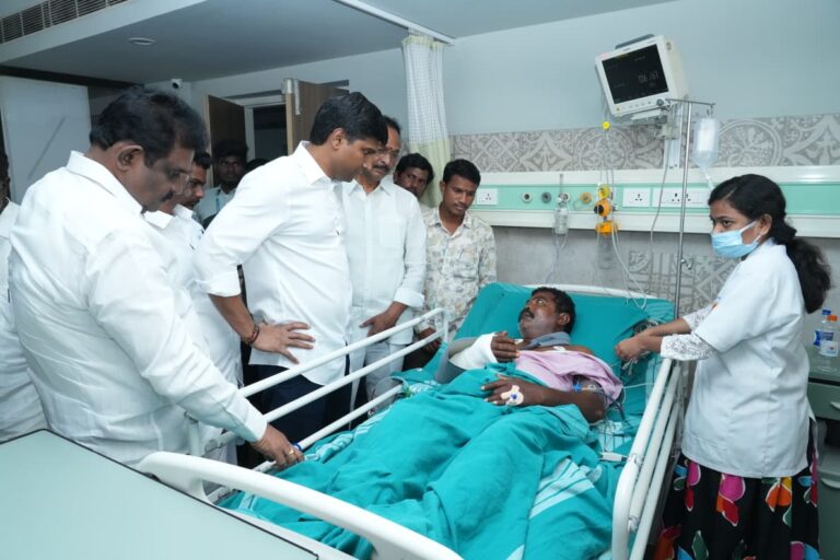 గాయపడ్డ వ్యక్తికి ఎంపీ లావు కృష్ణదేవరాయలు పరామర్శ