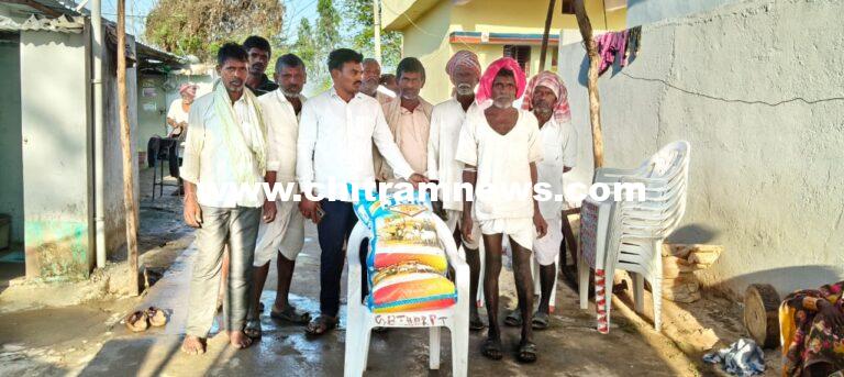 బాధిత కుటుంబానికి 50 కిలోల బియ్యం అందజేత 