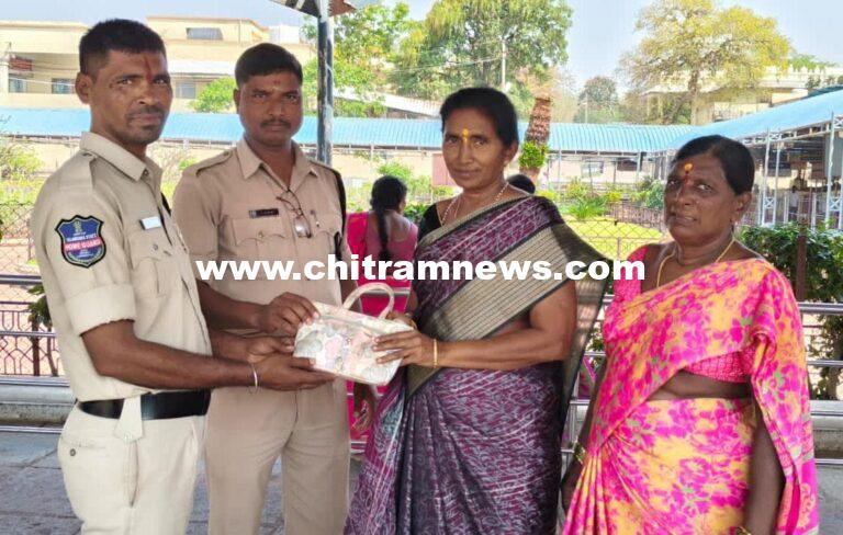 నిజాయతీని చాటుకున్న ఆలయ హోంగార్డ్స్  