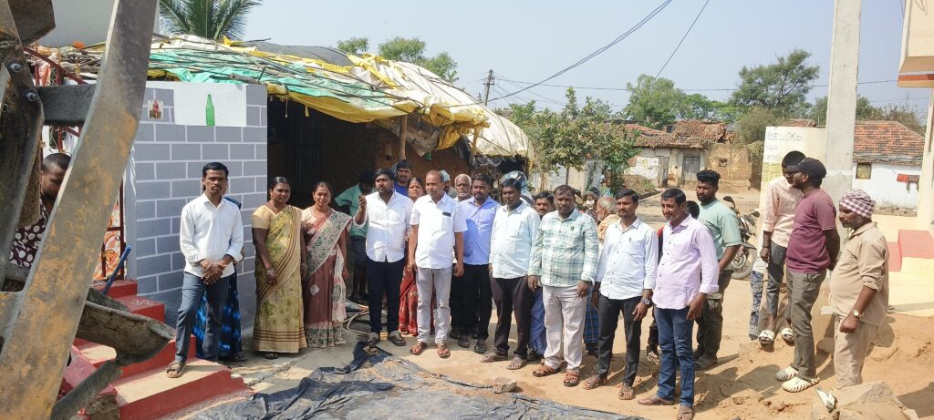 సీసీ రోడ్డు పనులను ప్రారంభించిన సర్పంచ్ మడ్డి శ్రీనివాస్ గౌడ్