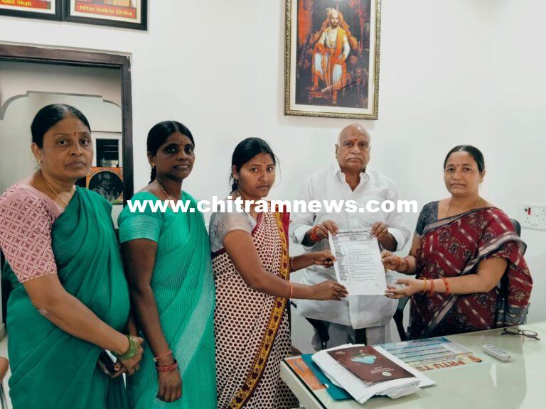 ముథోల్ ఎమ్మెల్యేకు అంగన్వాడీ టీచర్ల వినతిపత్రం అందజేత 