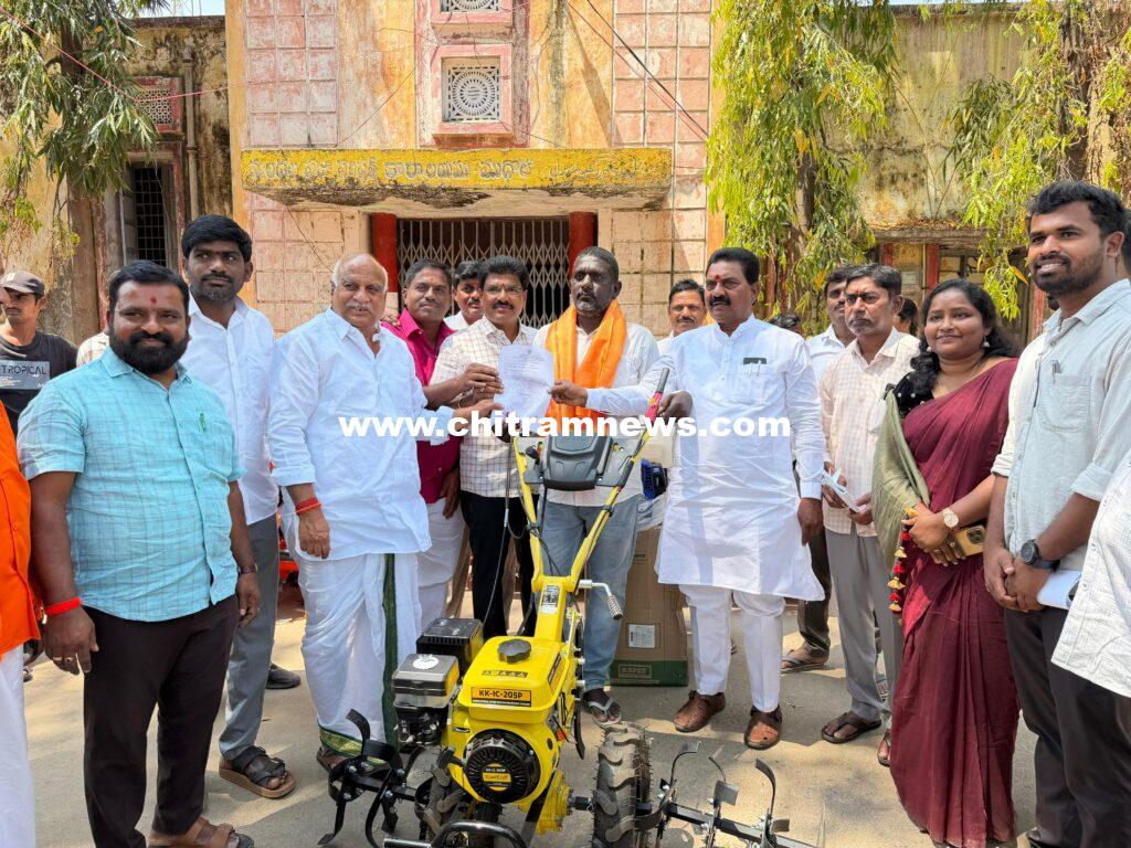 ముథోల్ లో రైతులకు వ్యవసాయ పరికరాల పంపిణీ చేసిన ఎమ్మెల్యే రామారావు పటేల్