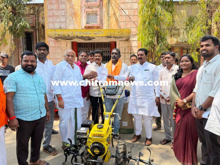 ముథోల్ లో రైతులకు వ్యవసాయ పరికరాల పంపిణీ చేసిన ఎమ్మెల్యే రామారావు పటేల్