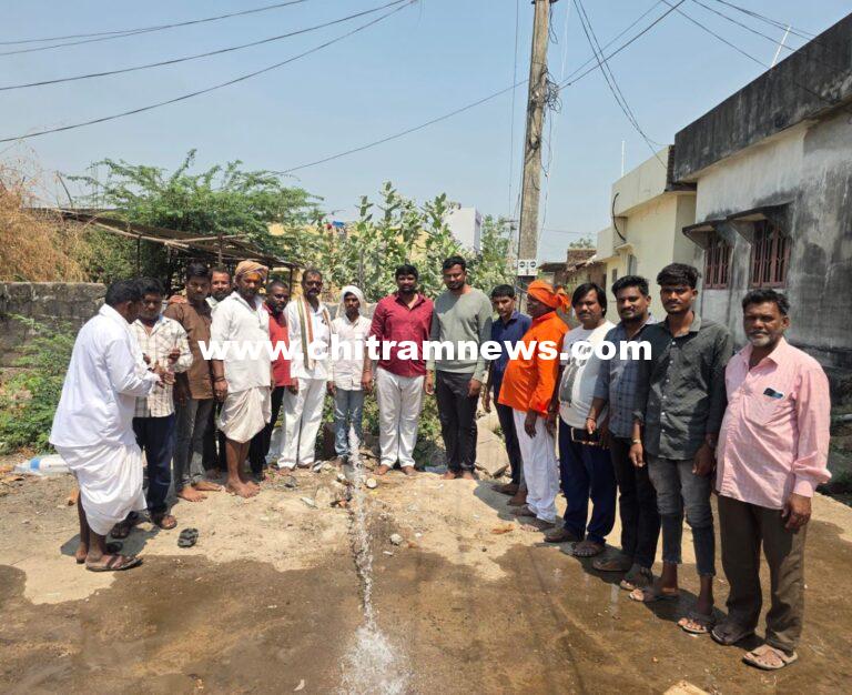 ఎన్నికల్లో ఇచ్చిన హామీ మేరకు రెండు బోర్లను వేయించిన  మామ్మాయి రమేష్ 