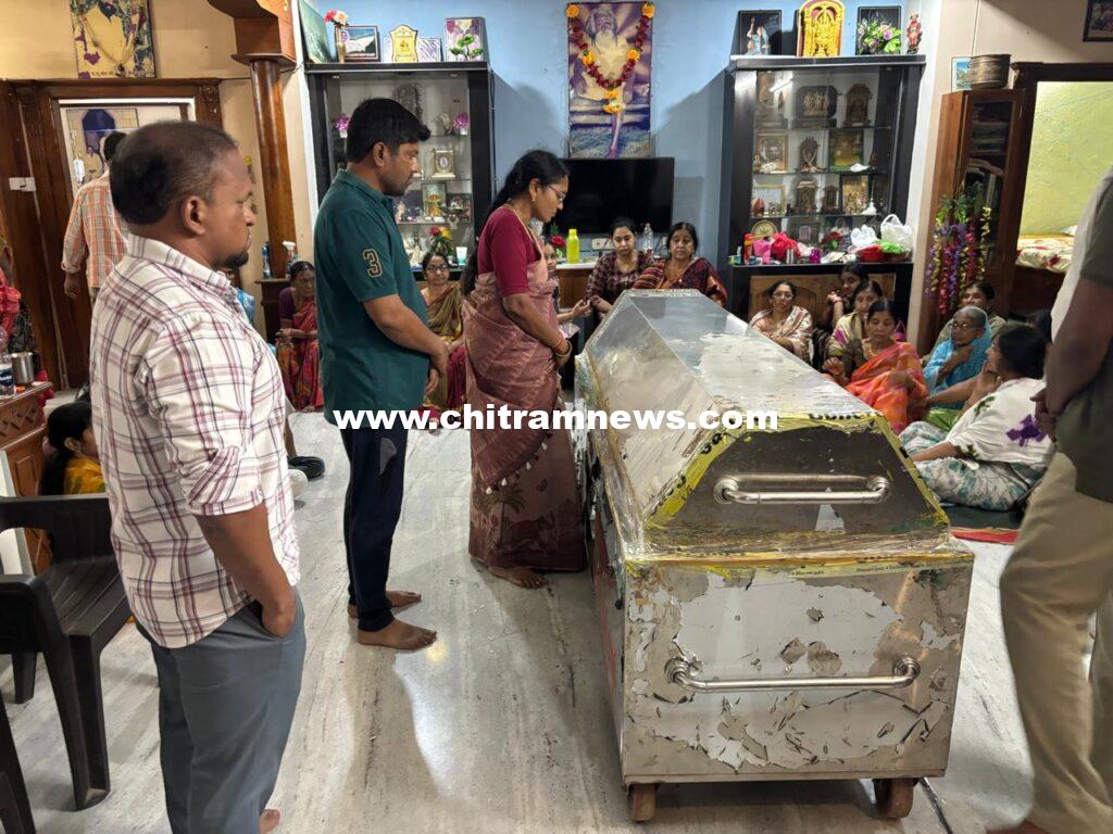 మాజీ ఎమ్మెల్యే పార్థివ దేహానికి నివాళులర్పించిన డీసీసీ అధ్యక్షురాలు ఆత్రం సుగుణ