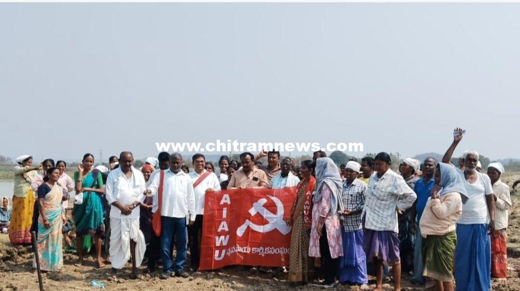 ఉపాధి హామీ పనులను పరిశీలించిన వ్యవసాయ కార్మిక సంఘం నేతలు 