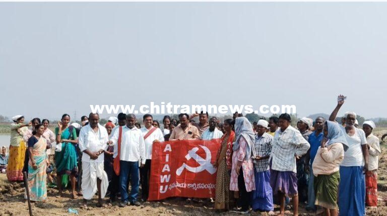 ఉపాధి హామీ పనులను పరిశీలించిన వ్యవసాయ కార్మిక సంఘం నేతలు 