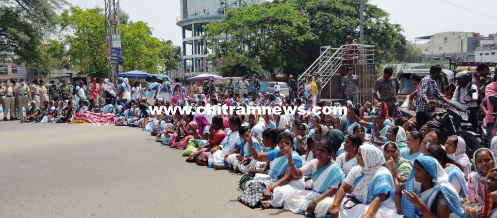 ఆశ వర్కర్ల సమస్యలు పరిష్కరించాలని సీఐటీయూ ఆధ్వర్యంలో ధర్నా 