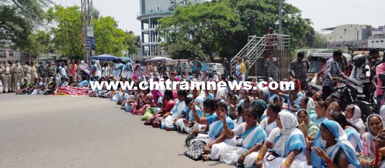 ఆశ వర్కర్ల సమస్యలు పరిష్కరించాలని సీఐటీయూ ఆధ్వర్యంలో ధర్నా 