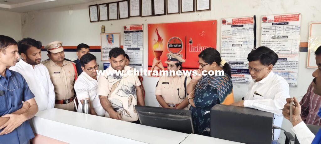 నిర్మల్ జిల్లాలో గ్యాస్ గోదాం తనిఖీ చేసిన కలెక్టర్, ఎస్పీ