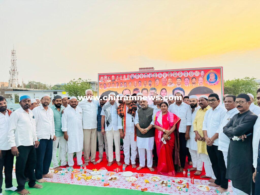 ఆదిలాబాద్ జిల్లా కాంగ్రెస్ కమిటీ ఆధ్వర్యంలో ఘనంగా ఇఫ్తార్ విందు