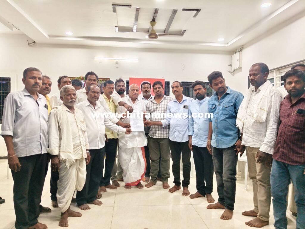 రామ మందిరం నిర్మాణానికి ప్రొసీడింగ్ కాపీ అందజేసిన ఎమ్మెల్యే రామారావు పటేల్ 