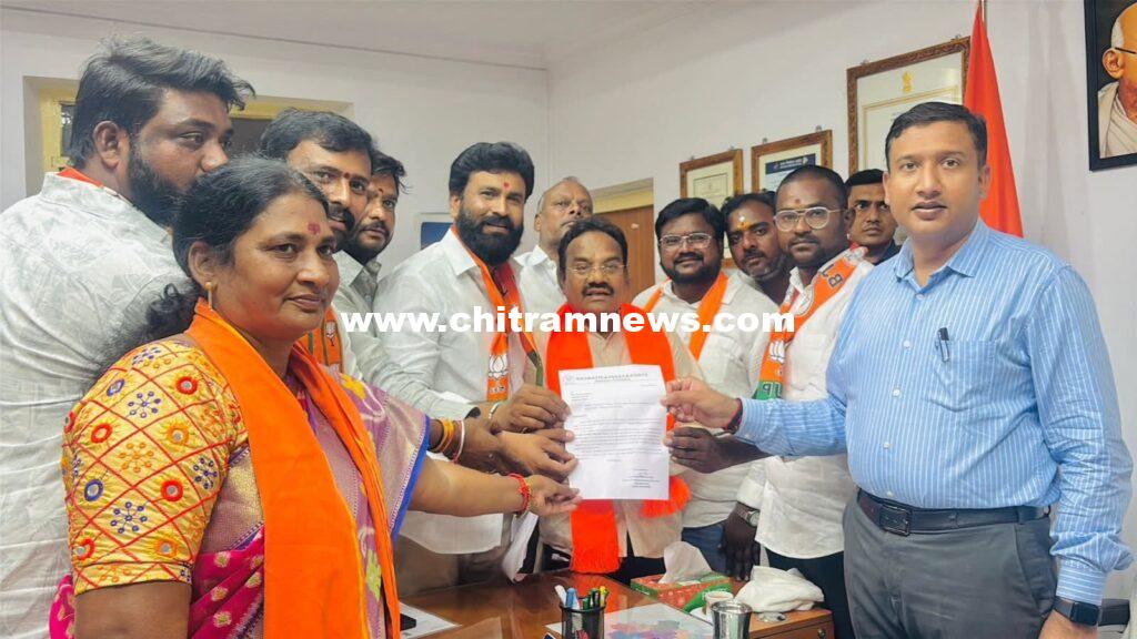 ప్రభుత్వ కార్యాలయాల్లో ప్రధాని మోదీ చిత్రపటం ఏర్పాటు చేయాలి: కలెక్టర్‌కు ఎంపీ గోడం నగేశ్ వినతి