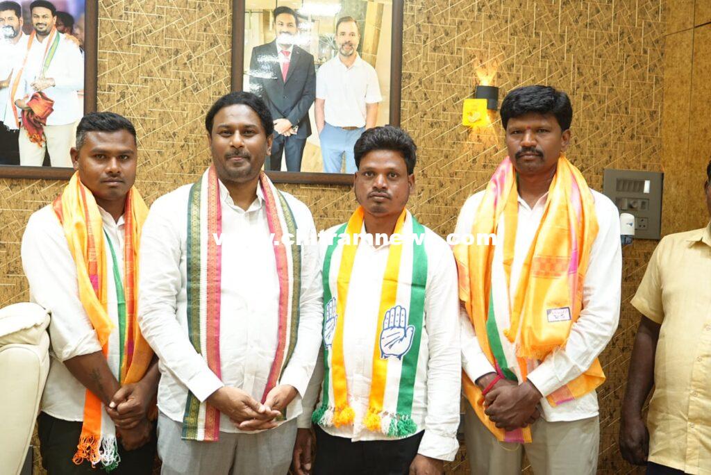 కాంగ్రెస్‌లో సర్పంచుల చేరిక: కండువా కప్పి ఆహ్వానించిన కంది శ్రీనివాస రెడ్డి