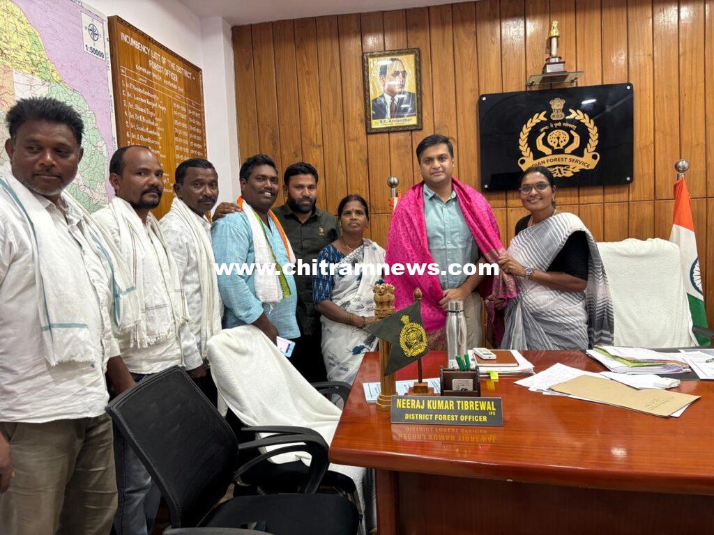 జిల్లా అటవీశాఖ అధికారిని కలిసిన డీసీసీ అధ్యక్షురాలు ఆత్రం సుగుణ