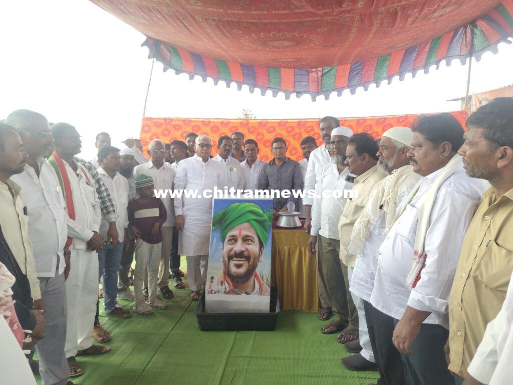 సీఎం రేవంత్ రెడ్డి చిత్రపటానికి క్షీరాభిషేకం 