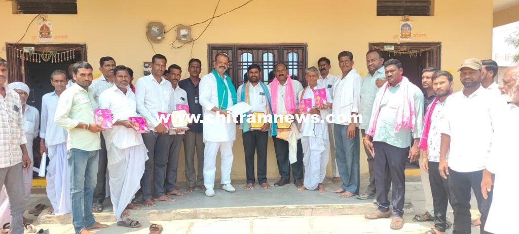 ఇంటింటా తిరుగుతూ..గ్రామ సమస్యలు అడిగి తెలుసుకుంటూ 