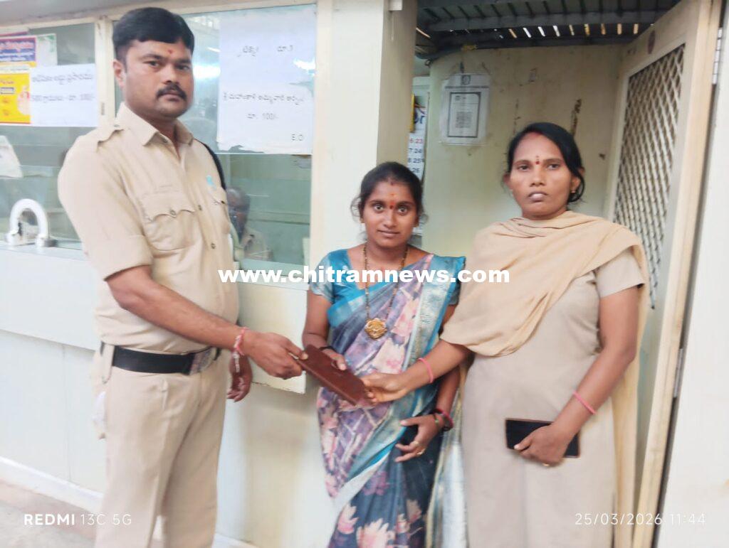 నిజాయతీ చాటిన బాసర ఆలయ సిబ్బంది 