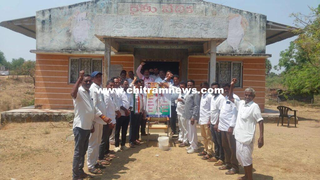 రైతు భరోసా నిధుల విడుదల: సీఎం చిత్రపటానికి పాలాభిషేకం