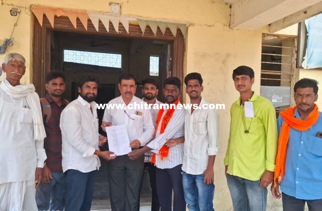 మొక్కజొన్న కొనుగోలు కేంద్రం ఏర్పాటు చేయాలని వినతి 