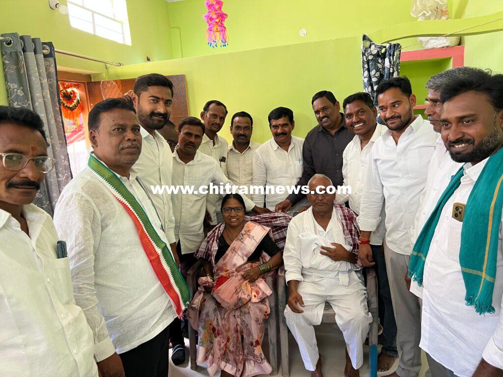 గంగబీ-దస్తగిరి దంపతులకు సారె అందజేసిన డీసీసీ ఉపాధ్యక్షుడు దీపక్ రావు