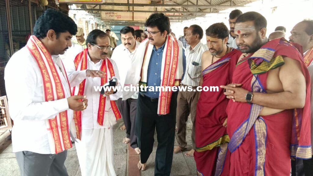 బాసర అమ్మవారిని దర్శించుకున్న దేవాదాయ శాఖ కమిషనర్ హనుమంతరావు