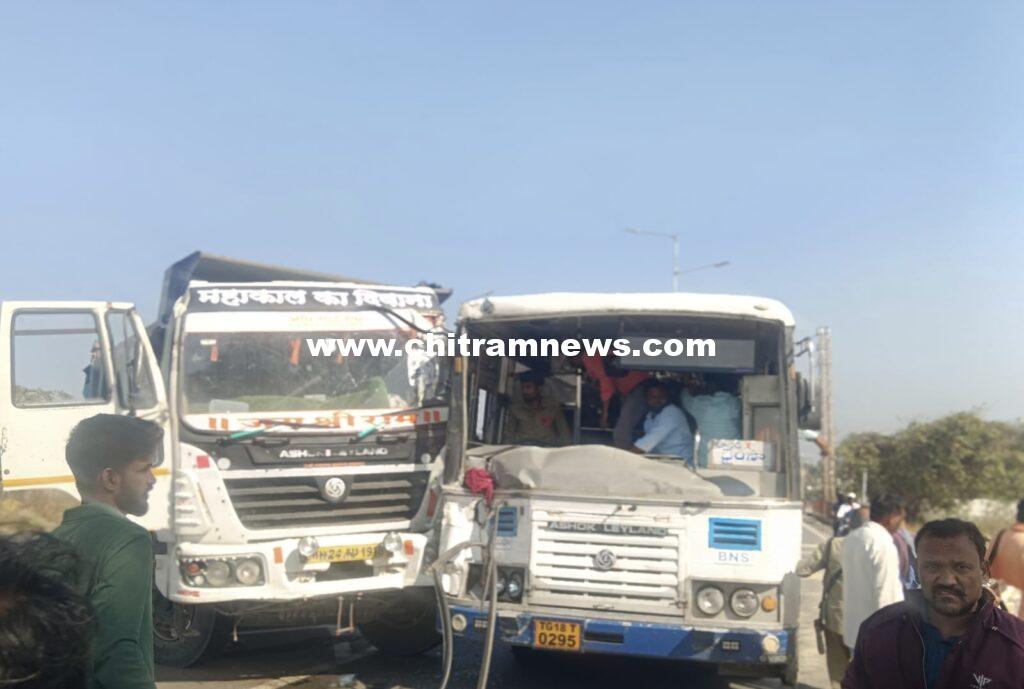 బాసరలో బస్సును ఢీకొన్న ఇసుక టిప్పర్: ఆరుగురికి తీవ్రగాయాలు 