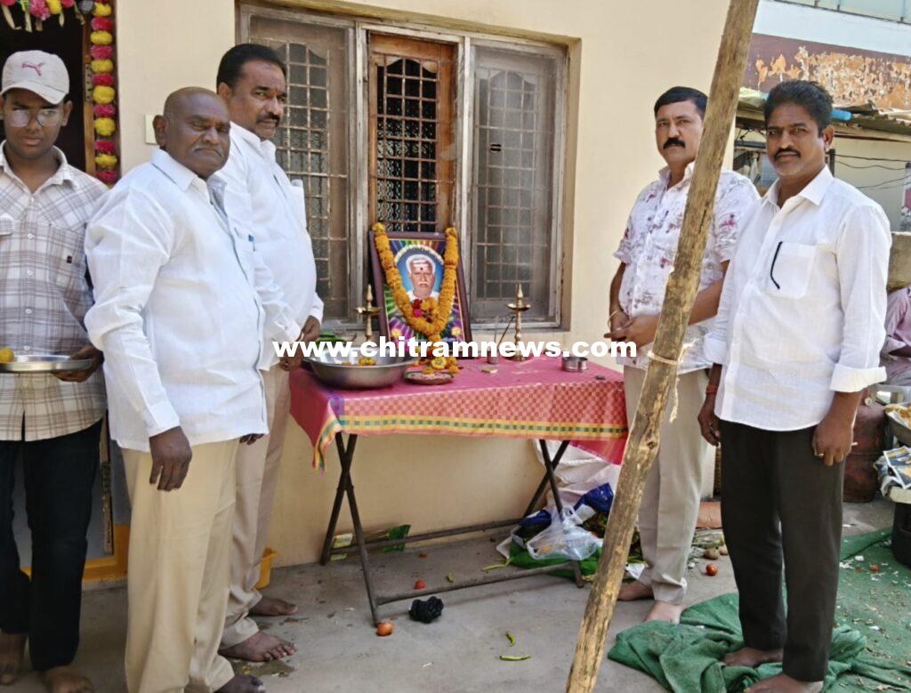 మంచాల పోతన్న చిత్రపటానికి నివాళులర్పించిన కాంగ్రెస్ నేత లోక ప్రవీణ్ రెడ్డి 