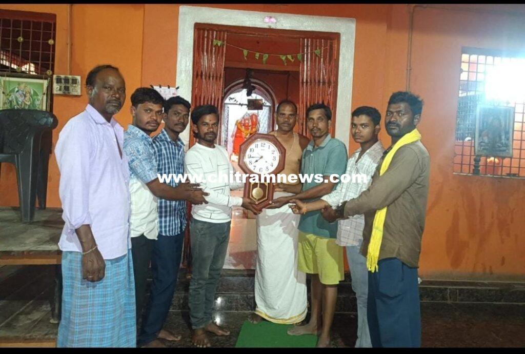 హనుమాన్ మందిరానికి గడియారం విరాళంగా అందజేత 