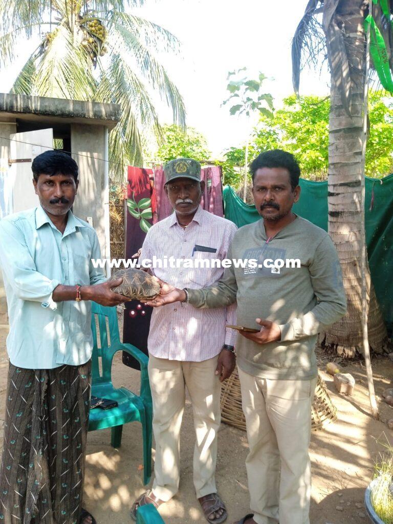 అటవీ అధికారులకు తాబేలును అప్పగించిన రైతు వెంకటేశ్వర రావు 