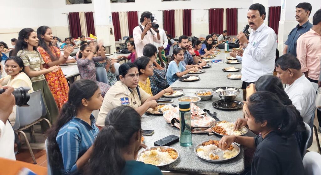 బాసర  ట్రిపుల్ ఐటీ విద్యార్థులతో కలిసి మంత్రి జూపల్లి భోజనం