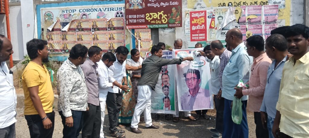 సీఎం రేవంత్ రెడ్డి చిత్రపటానికి మీసేవ ఆపరేటర్ల పాలాభిషేకం